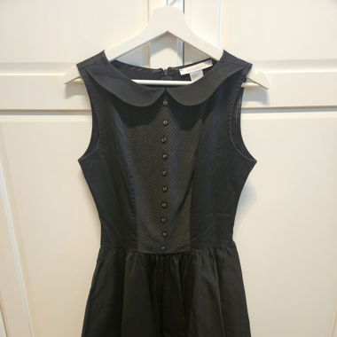 Schwarzes Kleid à la Audrey Hepburn