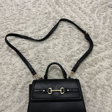 Sac à main noir avec bandoulière