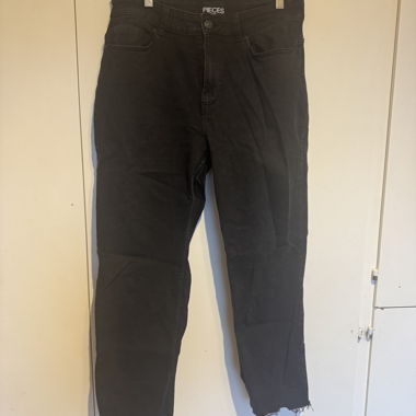 Jeans neri PIECES 33/30, orlo grezzo sfrangiato, lunghezza 7/8