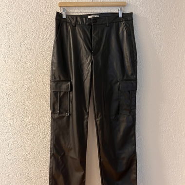 Pantaloni cargo neri in look pelle