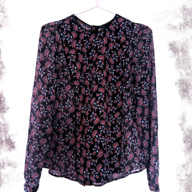 Blouse florale avec détails raffinés
