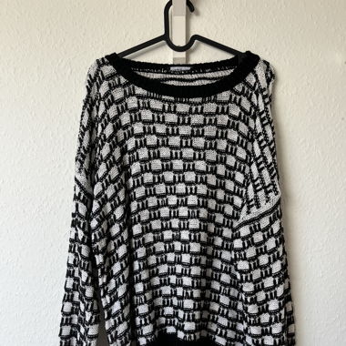 Black white jumper