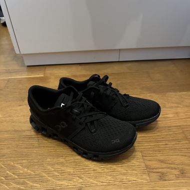 On Running Cloud X 4 Black I Eclipse