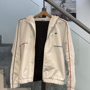 Giacca a vento Lacoste bianca con cappuccio