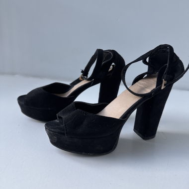 Schwarze Sandalen mit Absatz