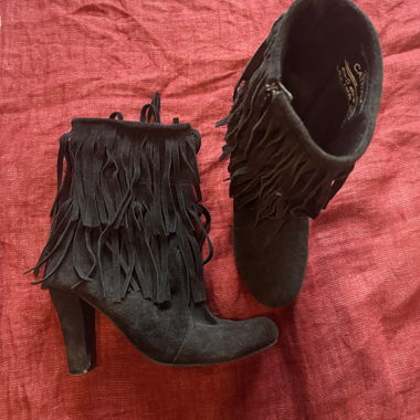 Stivaletti Catwalk in suede nero con frange e tacco
