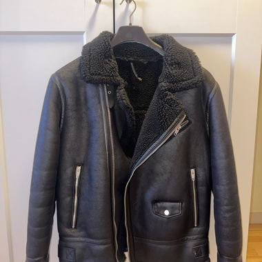 Veste en similicuir noire avec shearling