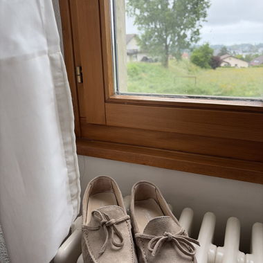 Beige Wildledermokassins