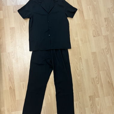 Completo nero (camicia a maniche corte e pantaloni)