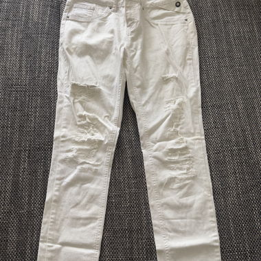 Jeans blanc à trou au niveau des genoux 