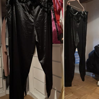Pantalon noir en satin taille haute