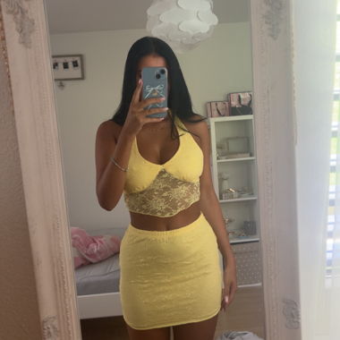 Ensemble jaune pour l'été avec dentelle