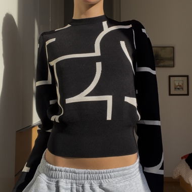 Kurzer schwarzer Pullover mit weißem Grafikmuster