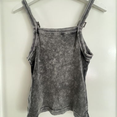 Top grigio a coste con bretelle
