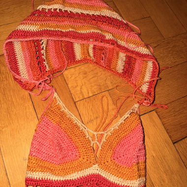 Top crocheté à capuche