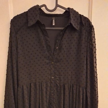 Schwarzes Chiffonkleid mit Punkten