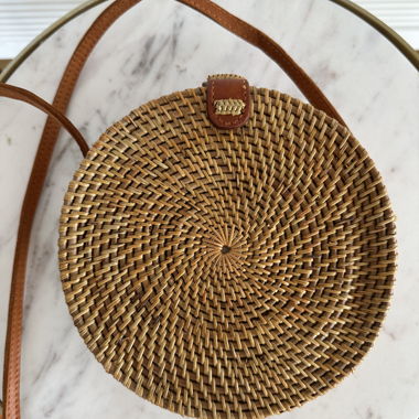 Borsa rotonda in fibra di iuta con tracolla