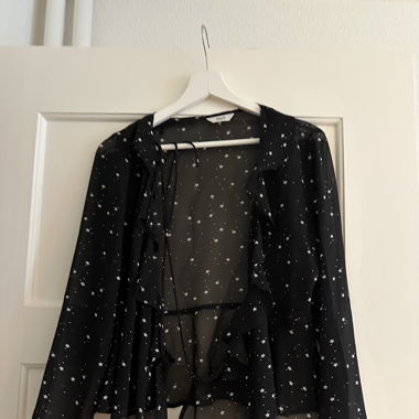 Blouse Noire Transparente à Enveloppement avec Imprimé Étoiles Taille M
