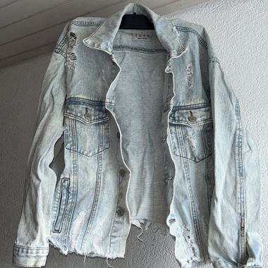 Light denim jeans jacket 