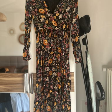 Langes geblümtes Kleid mit langen Ärmeln