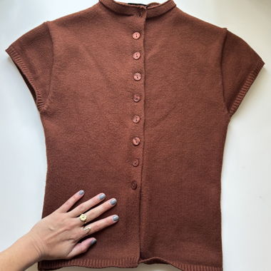Top in maglia marrone con bottoni