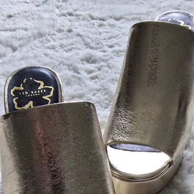 Goldene Ted Baker Mules mit Absatz