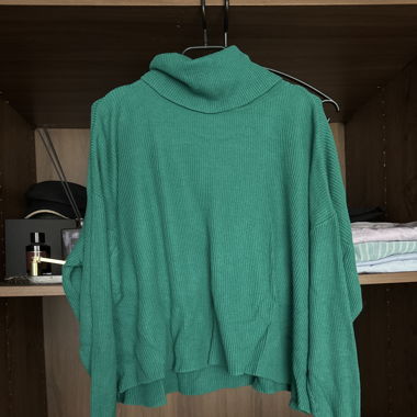 Grüner Pullover