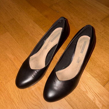 Schwarze Clarks Absatzschuhe 