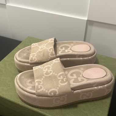 Mules plateforme Gucci beige GG