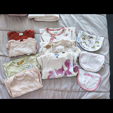 Set bodies, grenouillères et bavoirs taille 3/6 mois