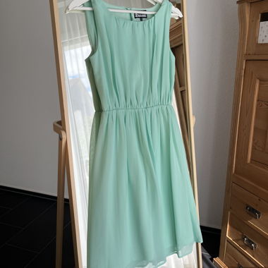 Mintgrünes Chiffonkleid