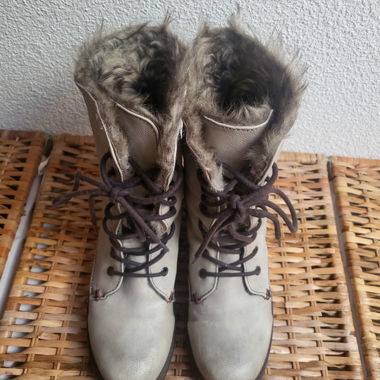 Un paio di graziose stivaletti invernali con pelliccia. Taglia 41.