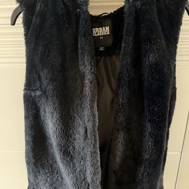 Gilet à capuche duveteux
