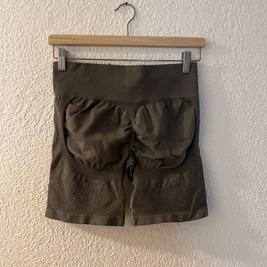 Pantaloncini sportivi color oliva