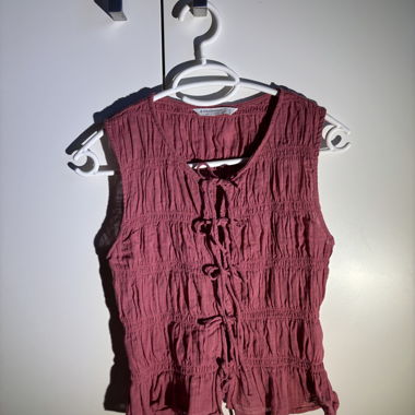 Top rosa con volant e fiocchi