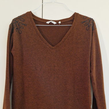 Rotbrauner Pullover mit Perlenverzierung