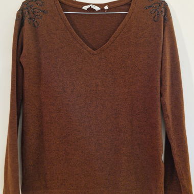 Rotbrauner Pullover mit Perlenverzierung