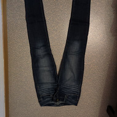 Jeans slim scuri