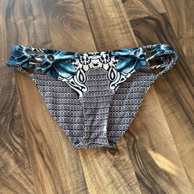 Patterned bikini brief with cut-outs / reversible