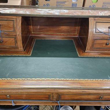 Bureau historique avec plateau en cuir vert/dorure