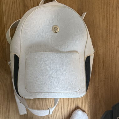 Weisser Rucksack mit Gold-Details