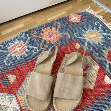Beige Ledersandalen