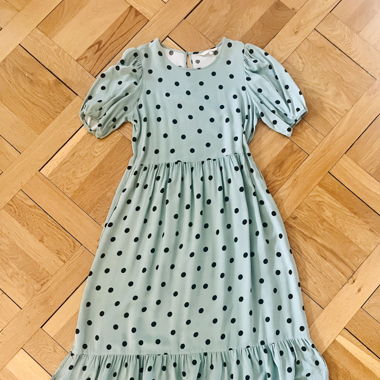 Mintgrünes gepunktetes Maxi-Kleid