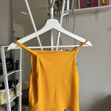 Top a costine giallo