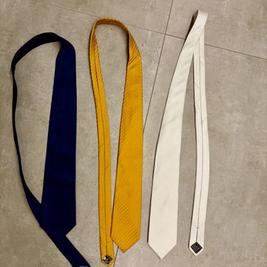 Set di 3 cravatte in seta blu, oro e crema