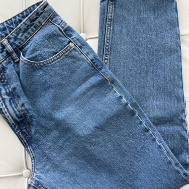 Blue jeans in a timeless cut.