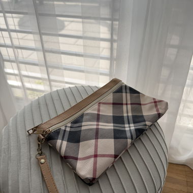 Clutch a quadri con tracolla da polso con motivo