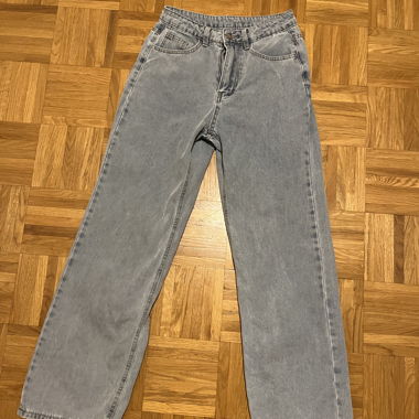 Jeans bleu avec détail à l’arrière 