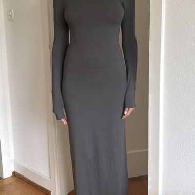 Graues Langkleid mit tiefem Rückenausschnitt