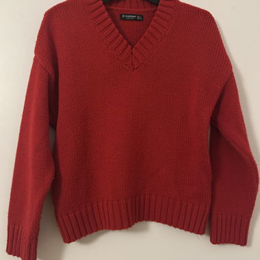 Pull en maille rouge à encolure en V